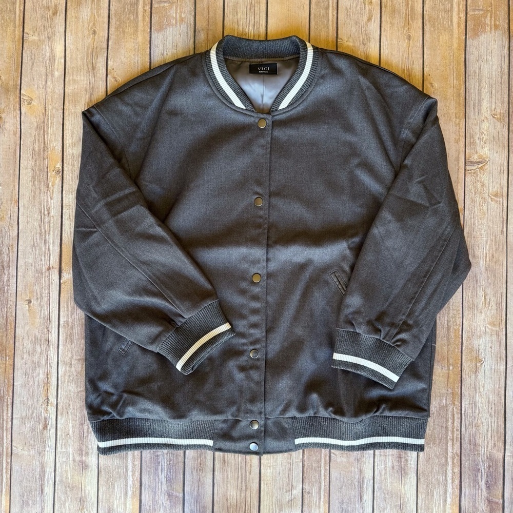 Vici Varsity Bomber Jacket NWOT Size M - Picture 3 of 6
